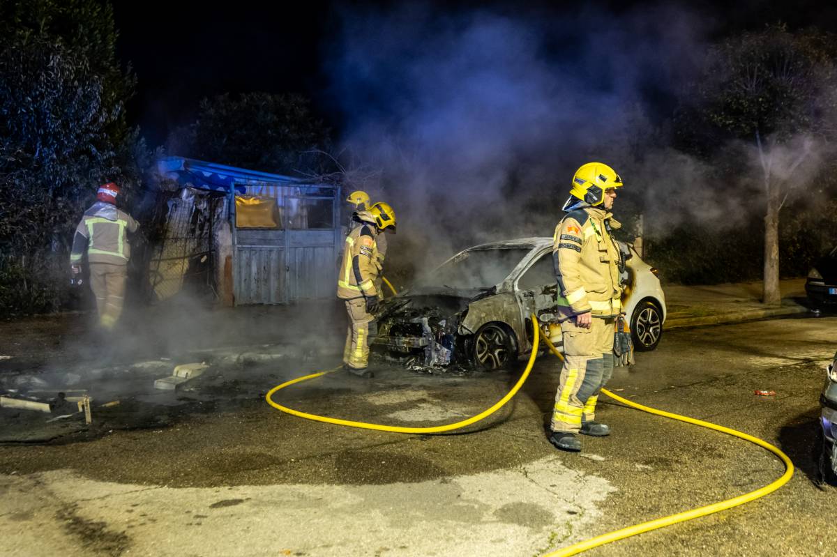 Incendi de contenidors i d`un vehicle a Sabadell - Juanma Peláez Incendi de contenidors i d`un vehicle a Sabadell
