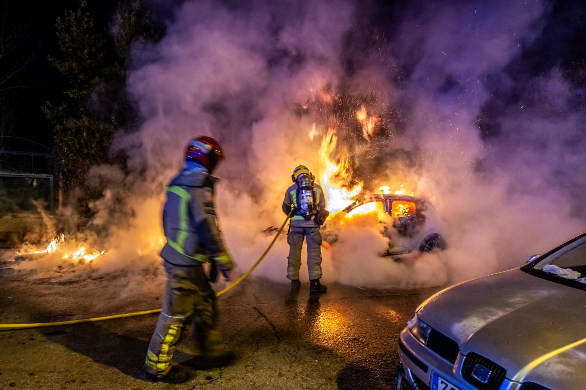 Incendi de contenidors i d`un vehicle a Sabadell - Juanma Peláez Incendi de contenidors i d`un vehicle a Sabadell
