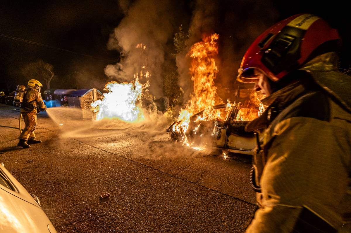 Incendi de contenidors i d`un vehicle a Sabadell - Juanma Peláez Incendi de contenidors i d`un vehicle a Sabadell