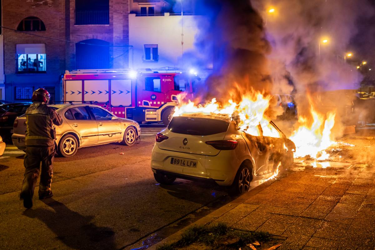 Incendi de contenidors i d`un vehicle a Sabadell - Juanma Peláez Incendi de contenidors i d`un vehicle a Sabadell