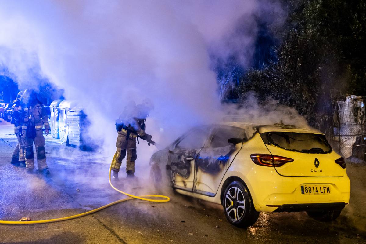 Incendi de contenidors i d`un vehicle a Sabadell - Juanma Peláez Incendi de contenidors i d`un vehicle a Sabadell