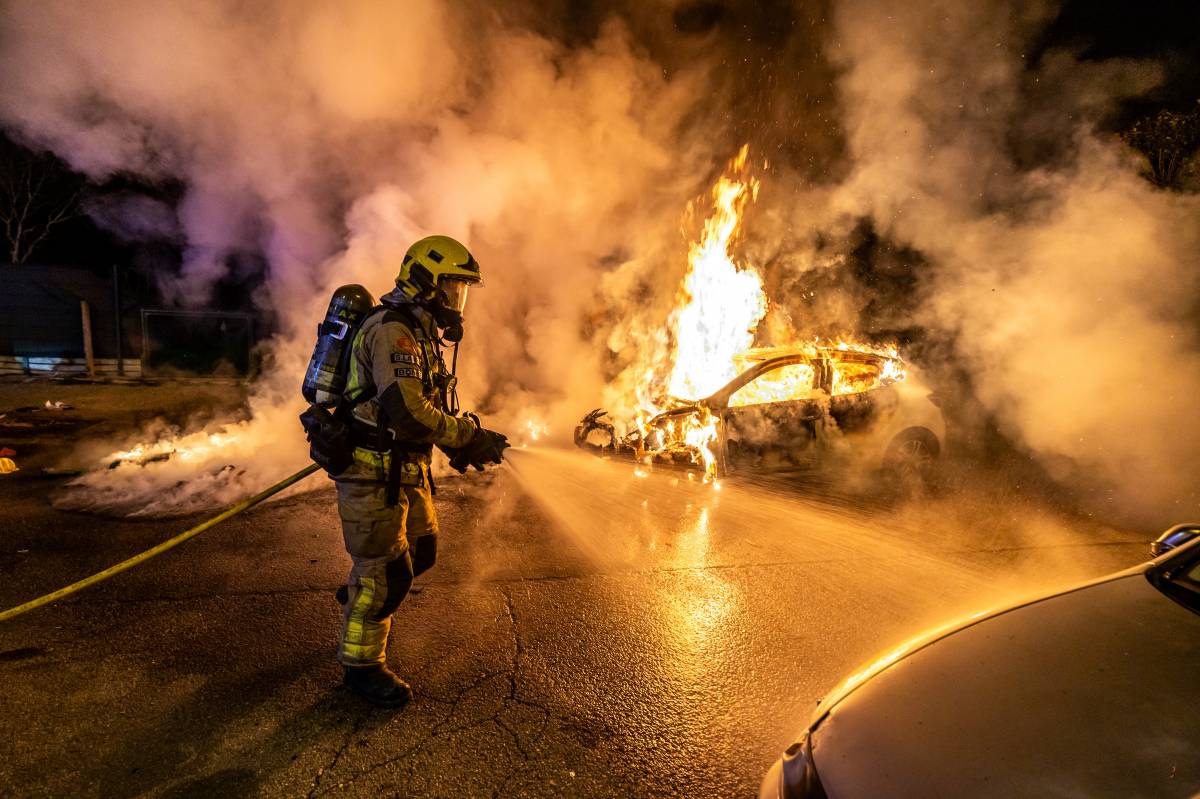 Incendi de contenidors i d`un vehicle a Sabadell - Juanma Peláez Incendi de contenidors i d`un vehicle a Sabadell