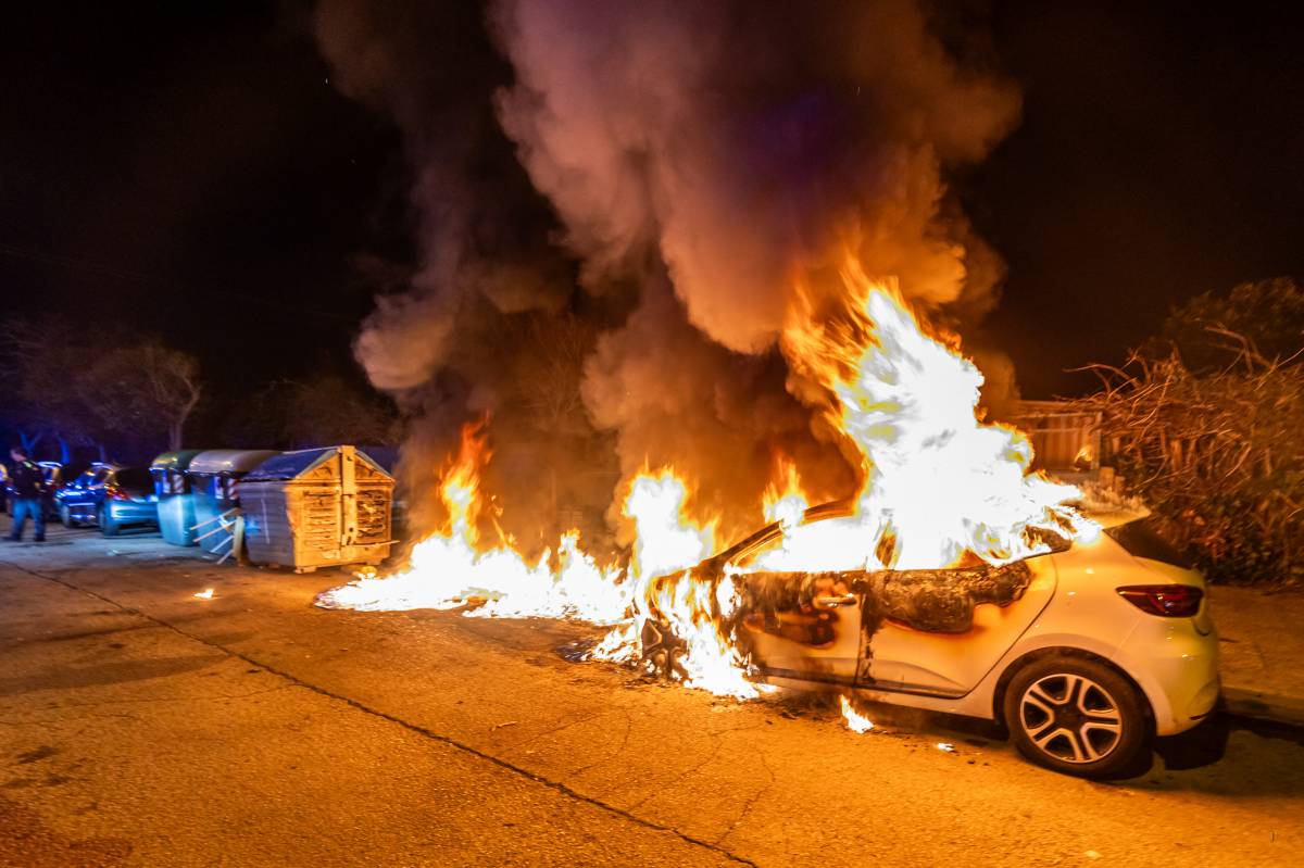 FOTOS | Un cotxe, en flames després d'un violent incendi de contenidors a Sabadell  