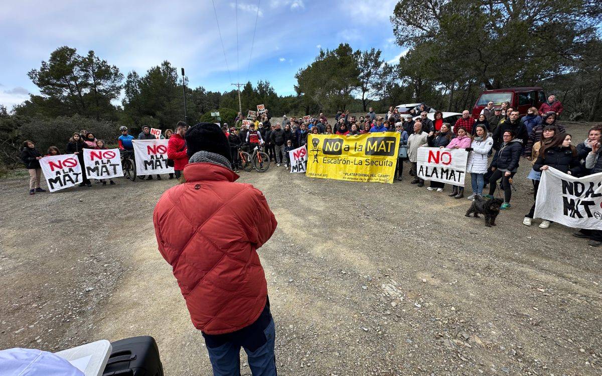 Un centenar de persones rebutgen la nova línia MAT entre l'Aragó i Catalunya amb una protesta a Almoster