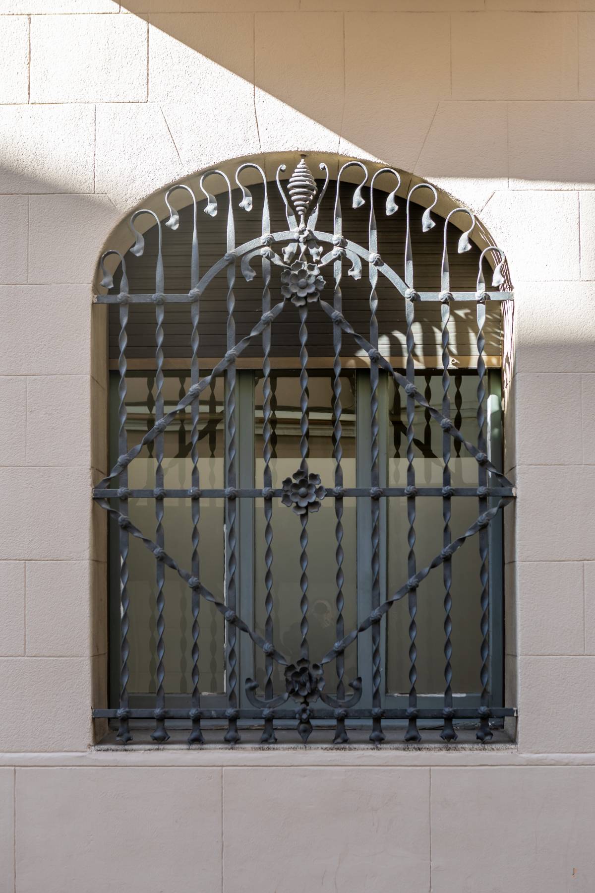 Una de les reixes singulars de la casa Manau - Juanma Peláez