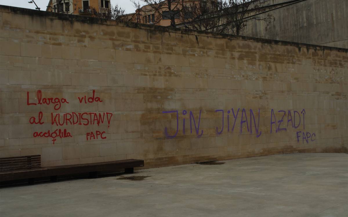Acció Lila reivindica la revolució kurda amb pintades a Manresa en suport a Rojava