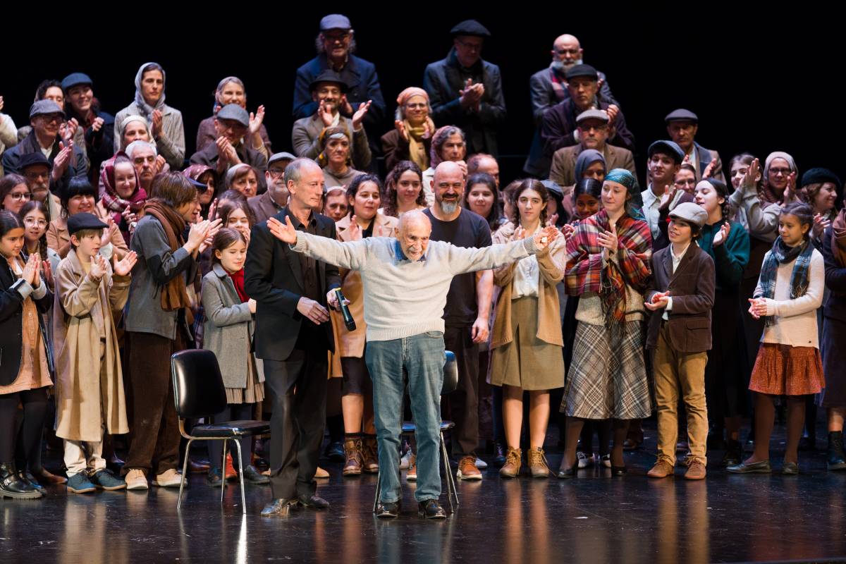 Simon Gronowski, qui inspira `Push!`, saludant el públic de la Faràndula