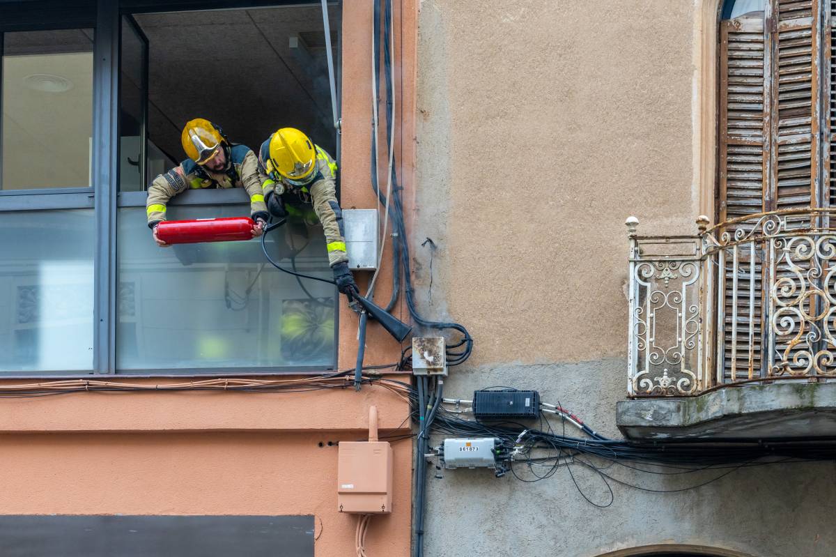 Els Bombers e la Generalitat apagant l'incendi - Juanma Peláez