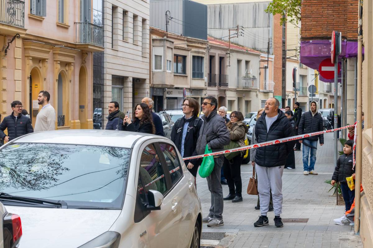 Desenes de curiosos pendents de l'incident - Juanma Peláez