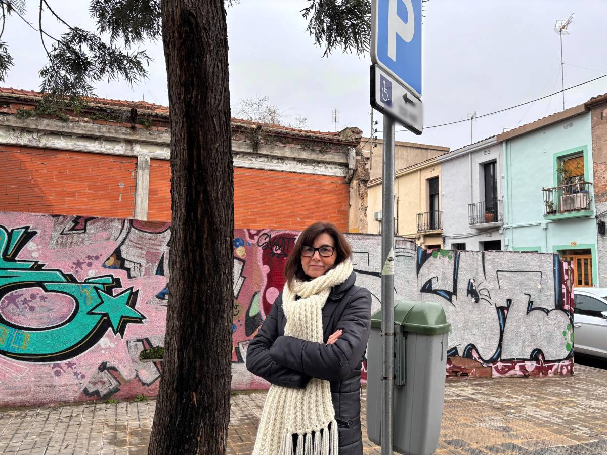 Queixes per "la manca" de grues: “Els cotxes aparquen a la plaça del meu pare”