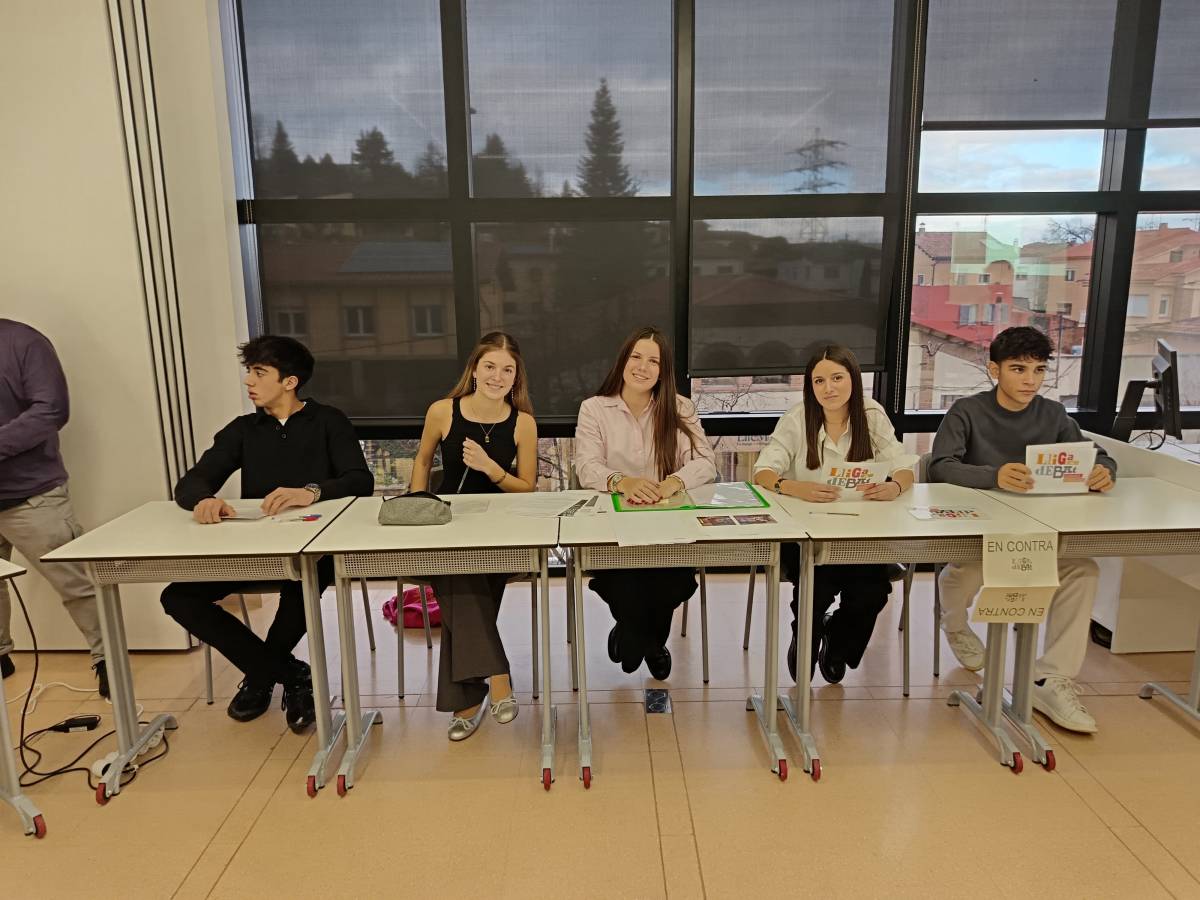 Equip de l`Escola Arrels a la Liga de Debat - Equip de l`Escola Arrels a la Liga de Debat