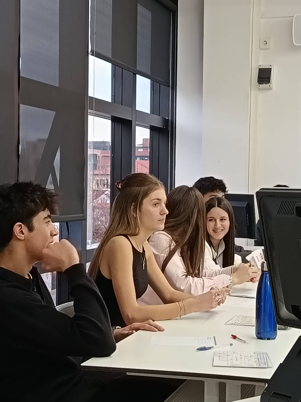 Equip de l`Escola Arrels a la Liga de Debat - Equip de l`Escola Arrels a la Liga de Debat