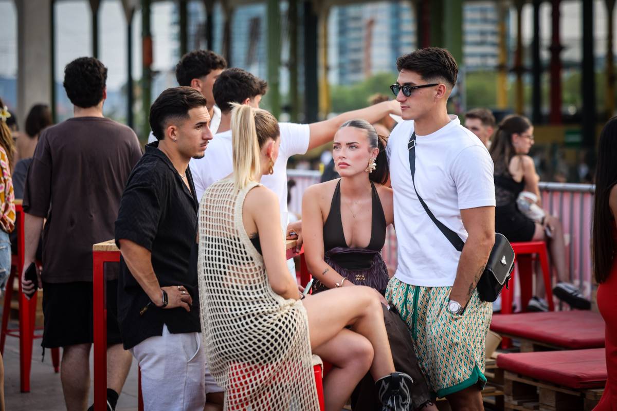 Només el 15% dels ciutadans parla exclusivament en català amb els amics, la xifra més baixa en 20 anys