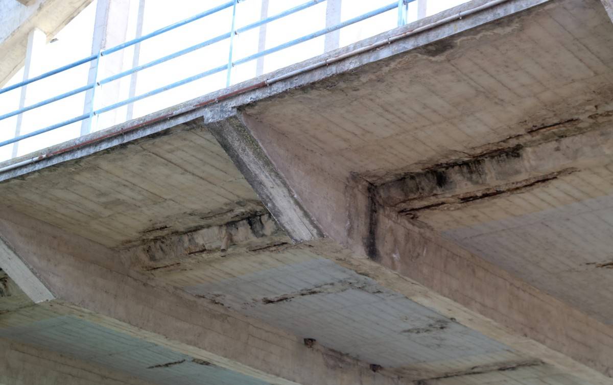 Parts amb desprendiments al Pont de les Arcades de Móra d`Ebre.