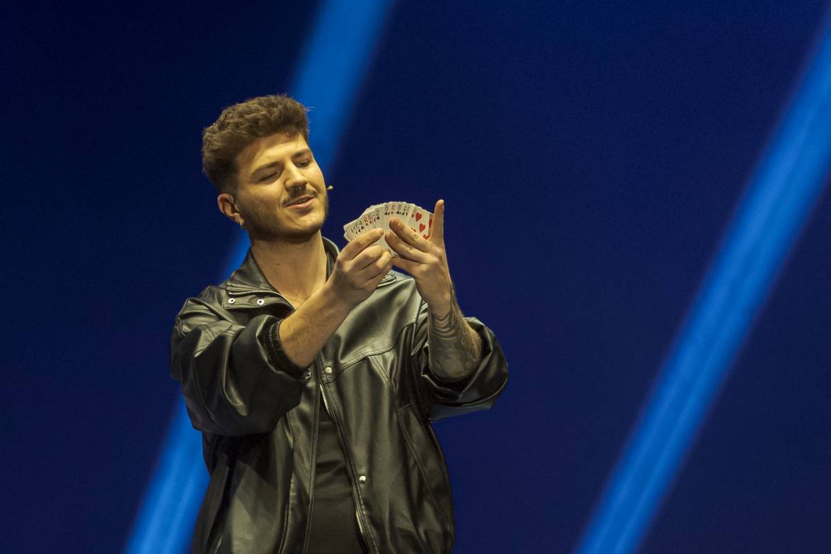 El mag que treu una moto d'una capsa a Terrassa