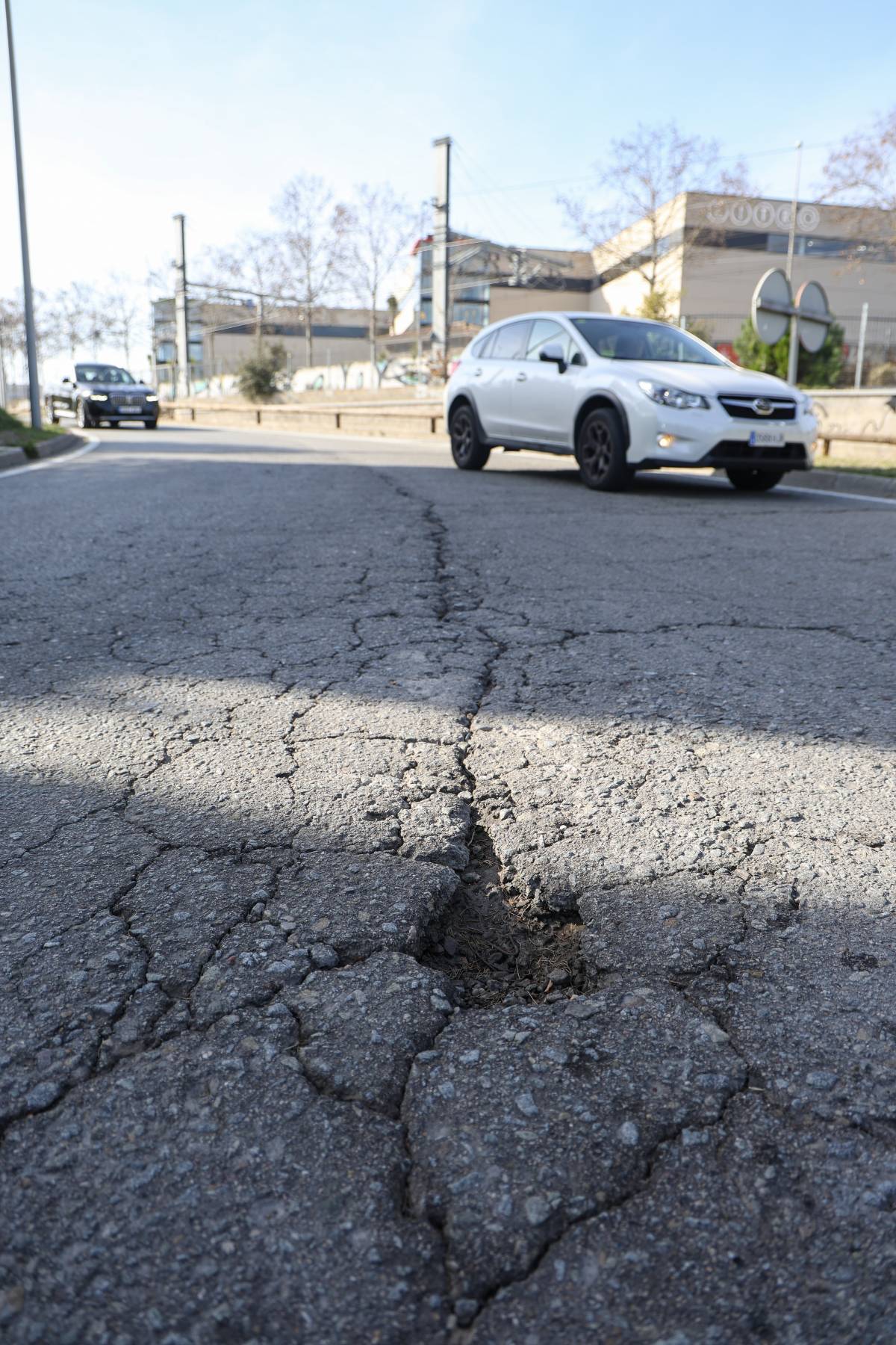 Queixes de la plaça Mil·lenari: “La calçada està en molt mal estat”