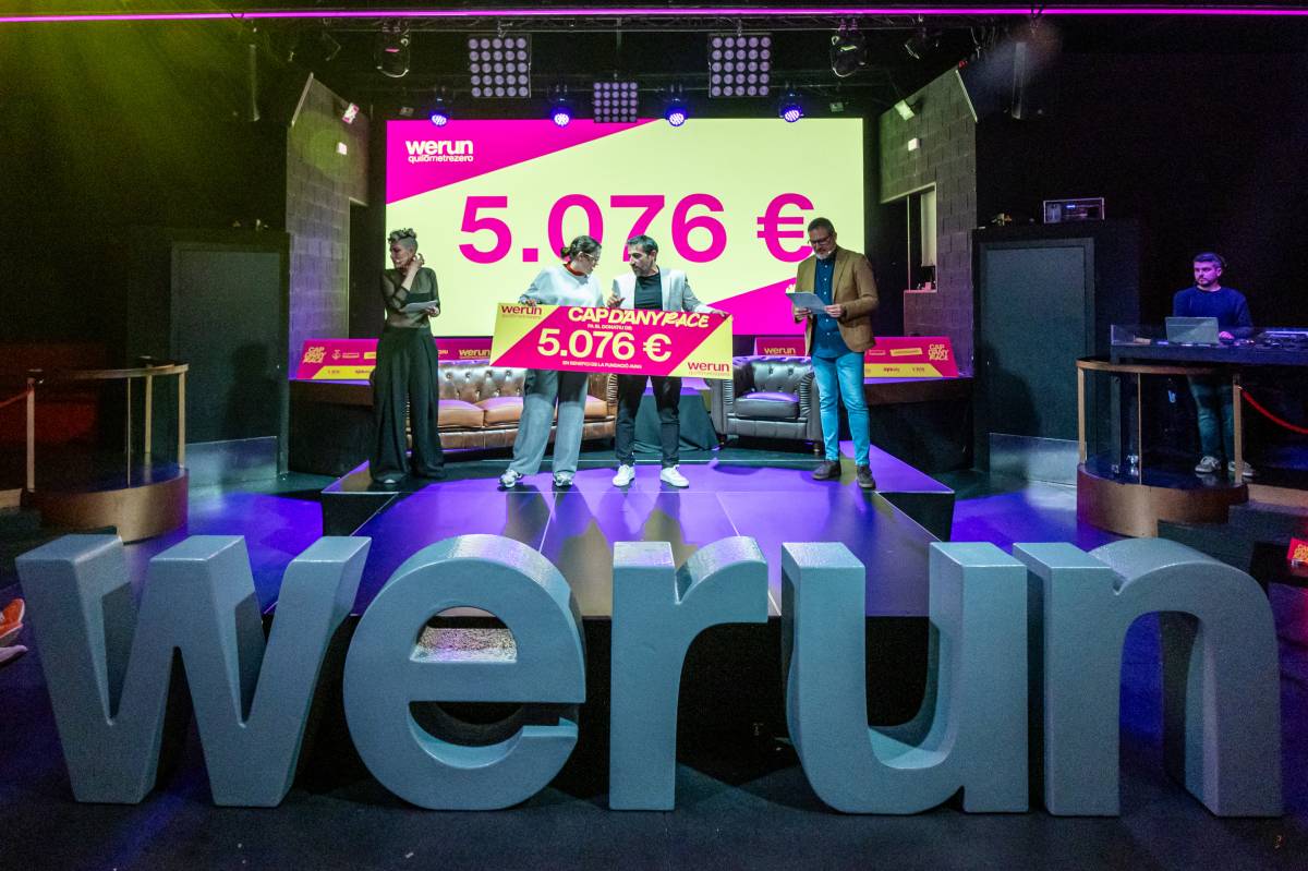 El moment de l`entrega del xec de donatiu a AVAN