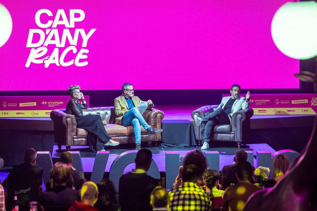 Ribell, amb els presentadors Marta Pontnou i Sergi Garcés, durant l`acte