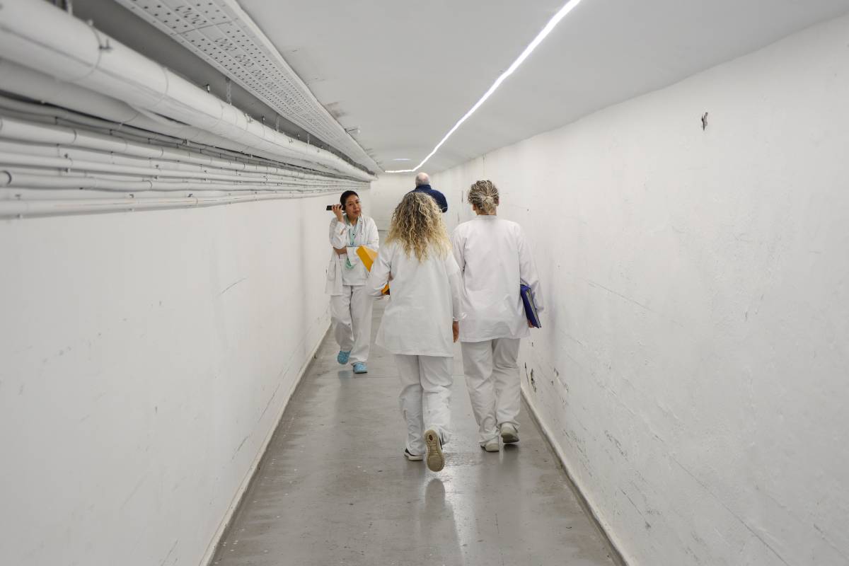 Professionals transitant per la zona més estreta de l`entramat