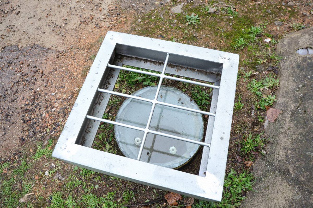 La part subterrània que data de 1929, conserva unes obertures perquè passi llum de l`exterior