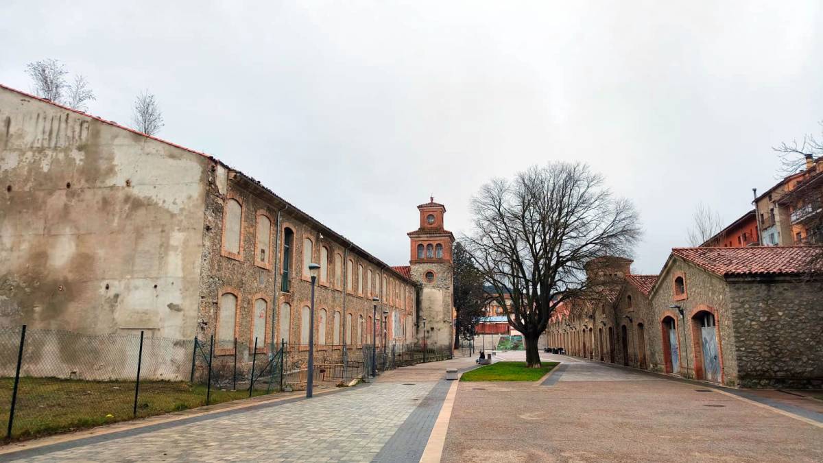 La Devesa del Pla de Ripoll -a l'esquerra, la nau que cal rehabilitar- - Arnau Urgell