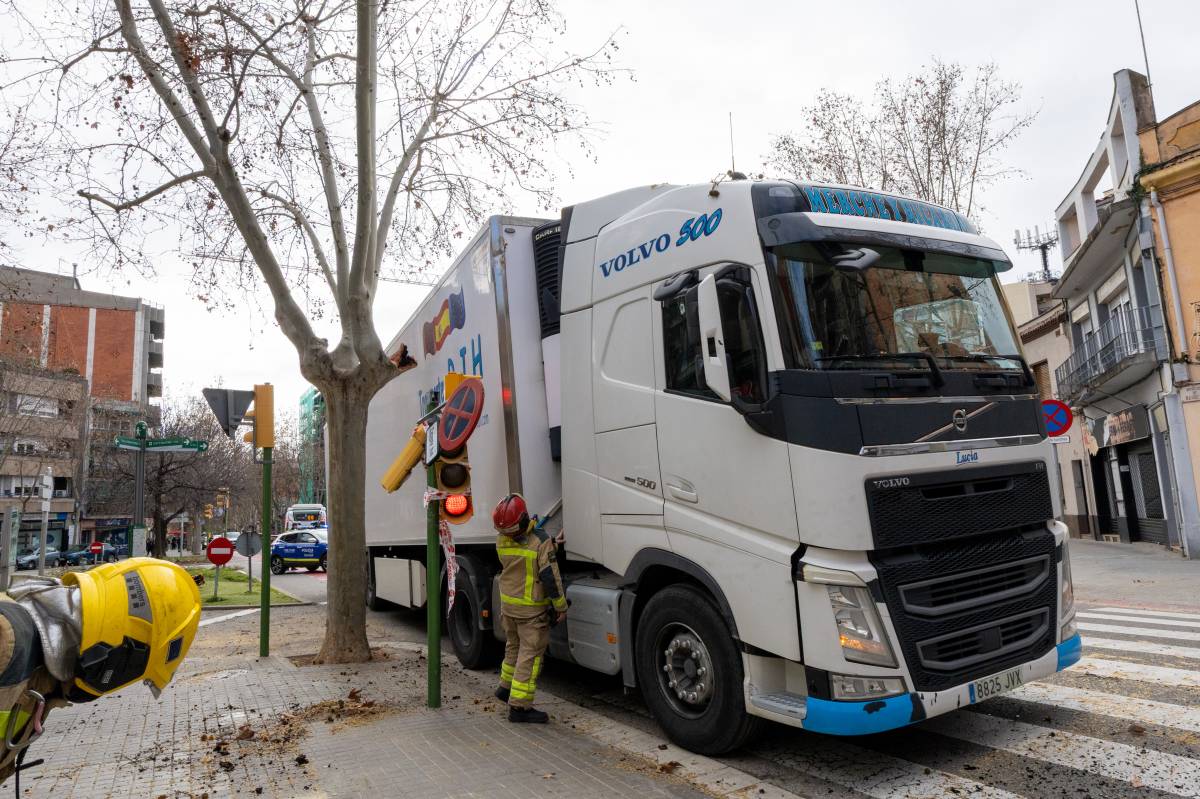 Un tràiler trenca una branca i un semàfor a Sabadell - Juanma Peláez