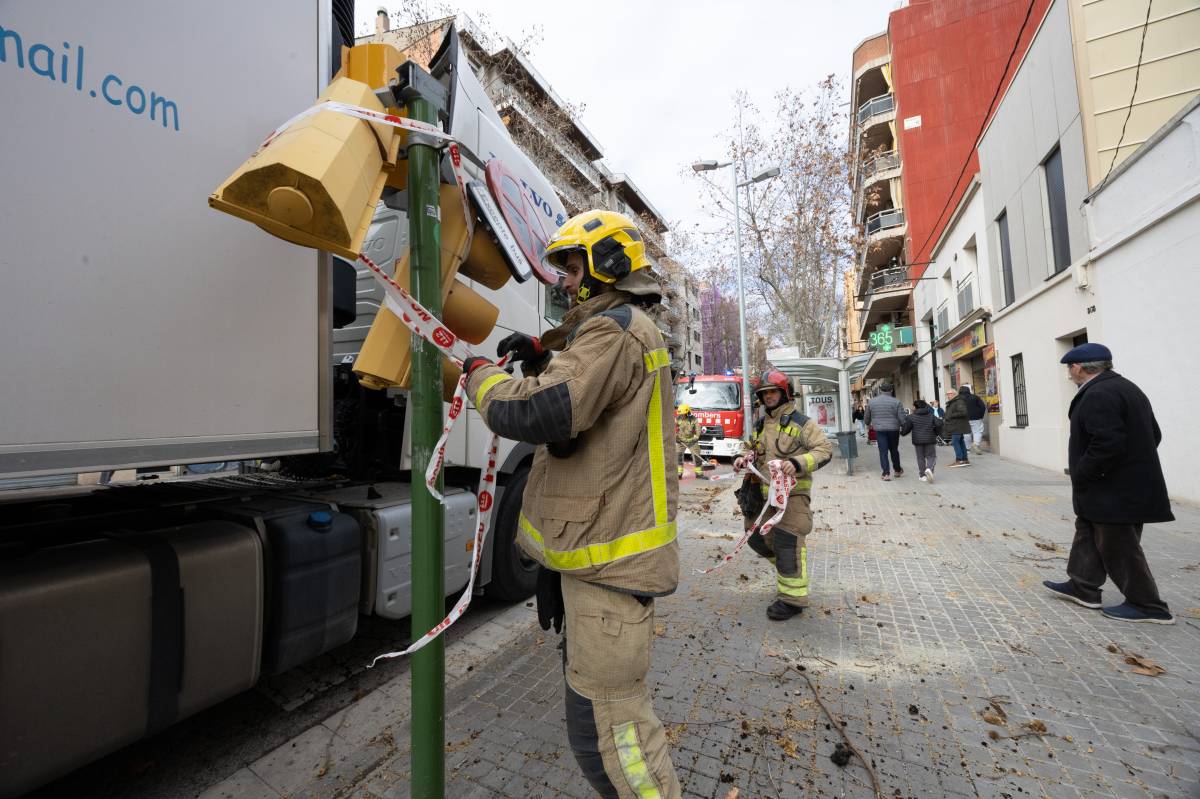La topada d'un camió amb un arbre provoca el trencament d'un semàfor a Sabadell