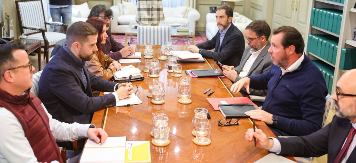 Els sindicats ferroviaris surten de la reunió amb Puente amb la voluntat de mantenir la vaga
