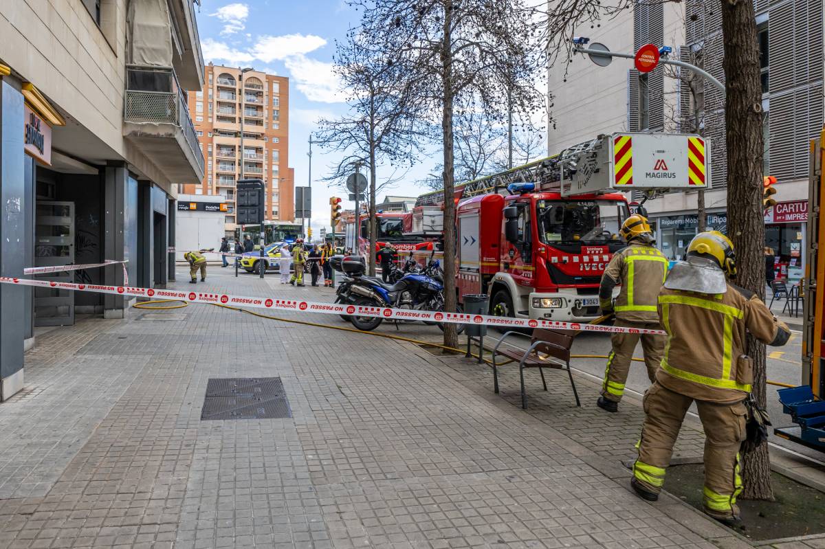 FOTOS | Ensurt en un forn de pa del centre de Sabadell per la presència de flames a l'interior