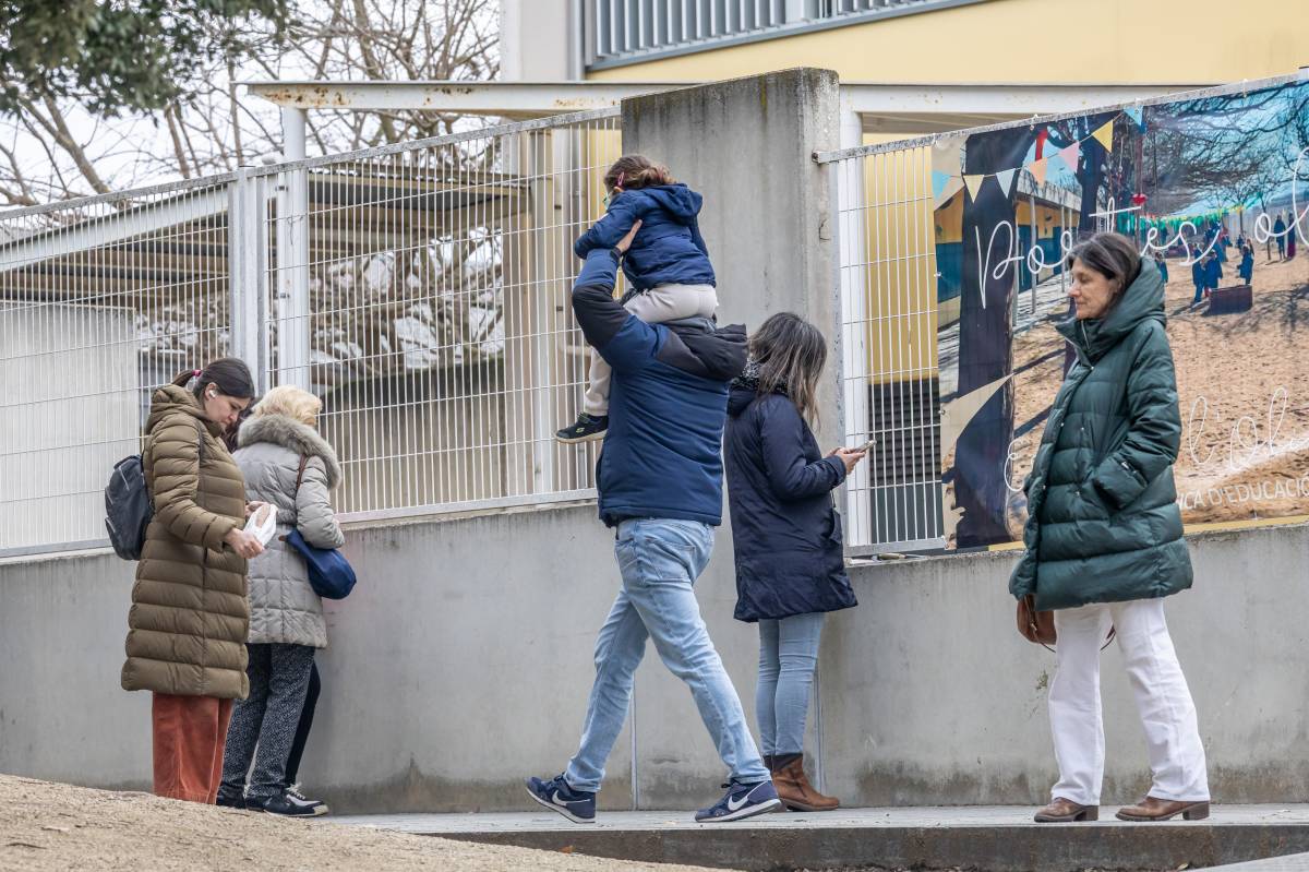 Famílies a l`entrada de l`escola L`Olivera de Sant Cugat