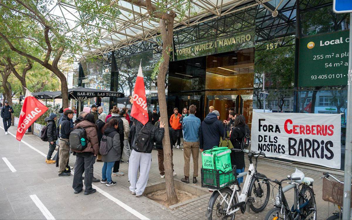 Irrompen a Solvia de Barcelona per exigir l'aturada dels desnonaments al Bloc 8 de Manresa