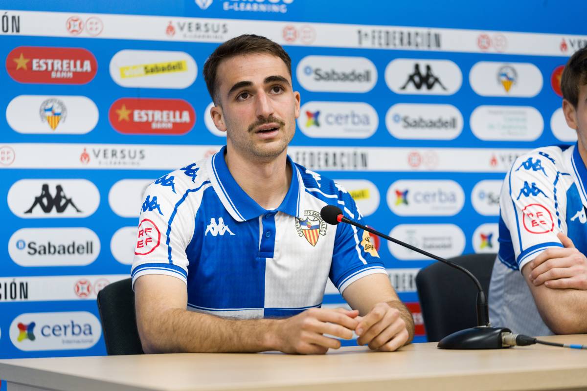 Aguilar s`ha atrevit amb el català en la presentació