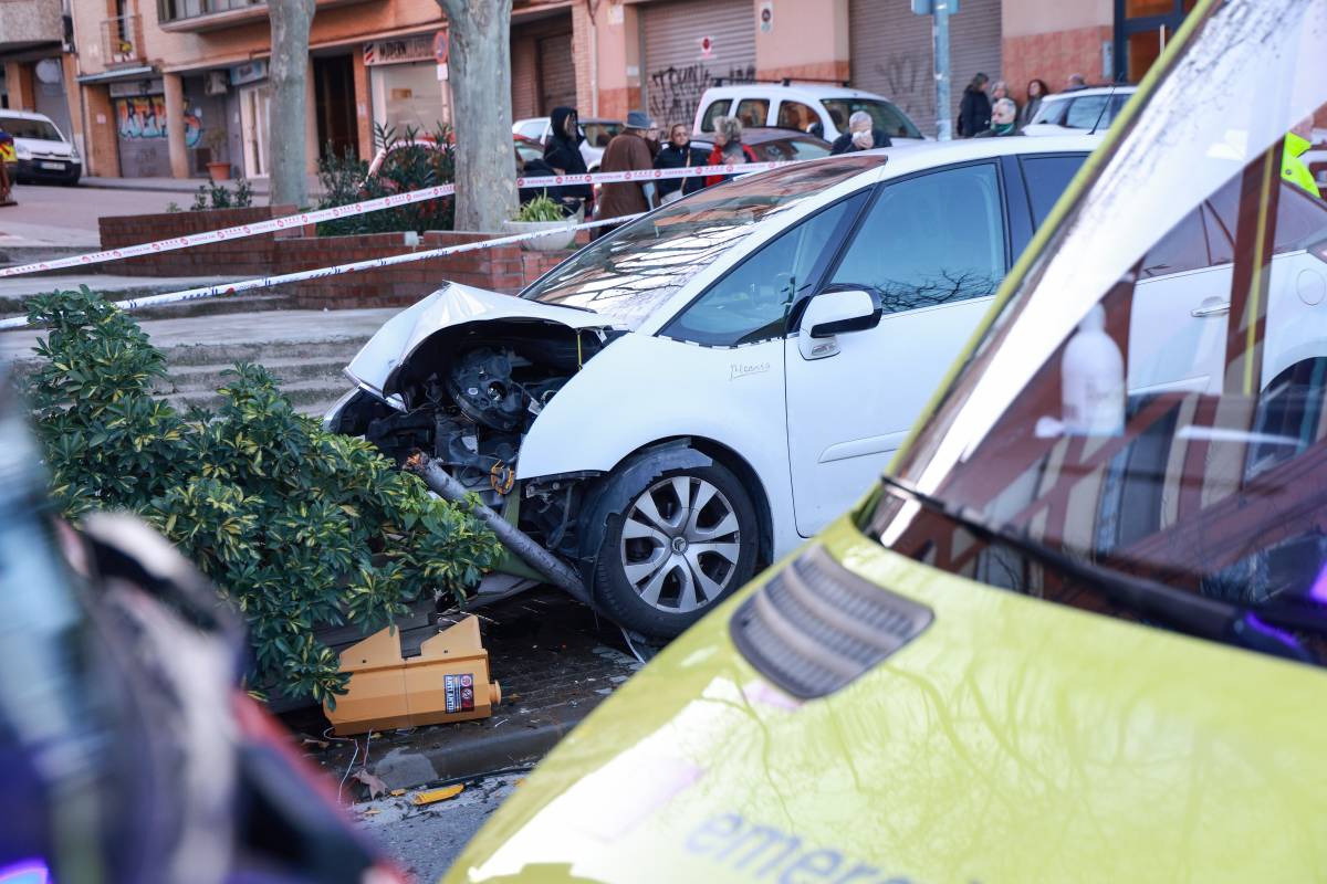 FOTOS | Sorprenent accident de cotxe a la Via Alexandra de Sabadell