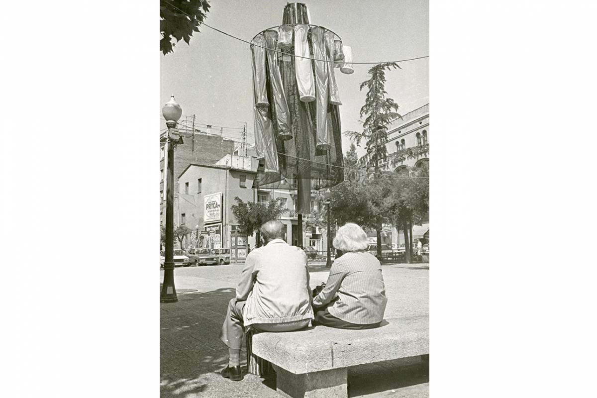 Un engalanament i dues persones grans de compres