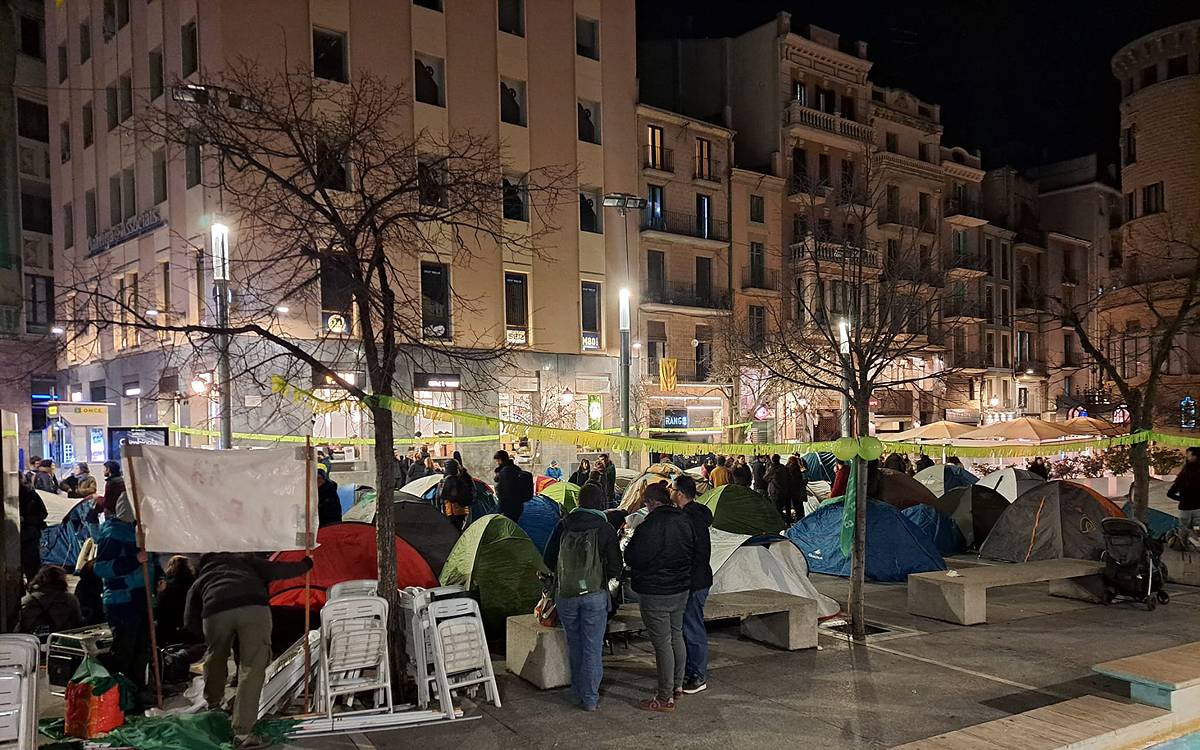 Un centenar llarg d'activistes de la PAHC acampen a Sant Domènec per exigir l'expropiació del Bloc 8
