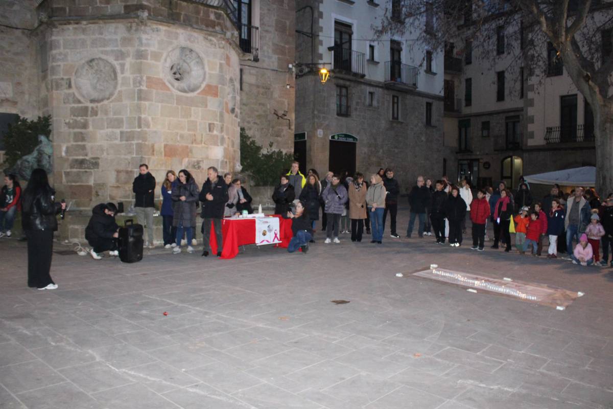 Unes seixanta persones commemoren el Dia Mundial Contra el Càncer a Solsona