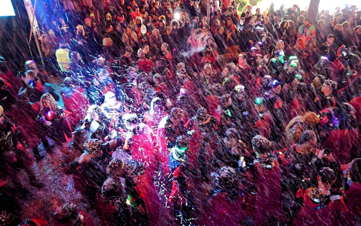 Tot a punt a Salou per a la celebració del Cós Blanc, la pluja de confeti més gran de Catalunya