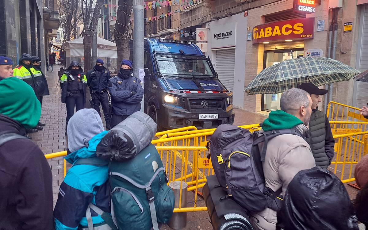 Desplegament policial per a quatre desnonaments en un mateix bloc del centre de Manresa