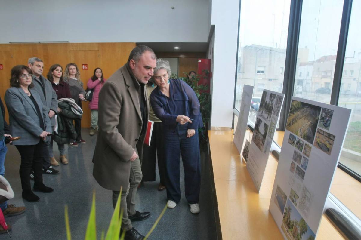 Jordi Ballart observant plafons del projecte al centre cívic de Francesc Macià - Nebridi Aróztegui