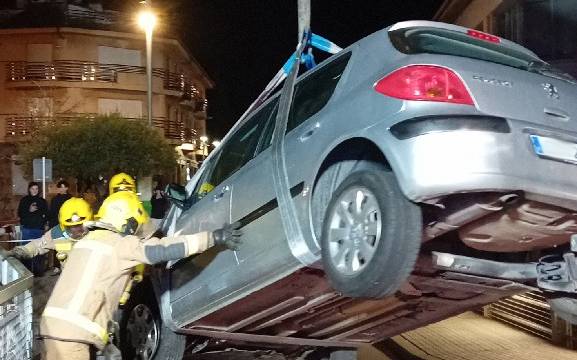 Un cotxe queda en equilibri sobre la barana del pont del tren de Balenyà
