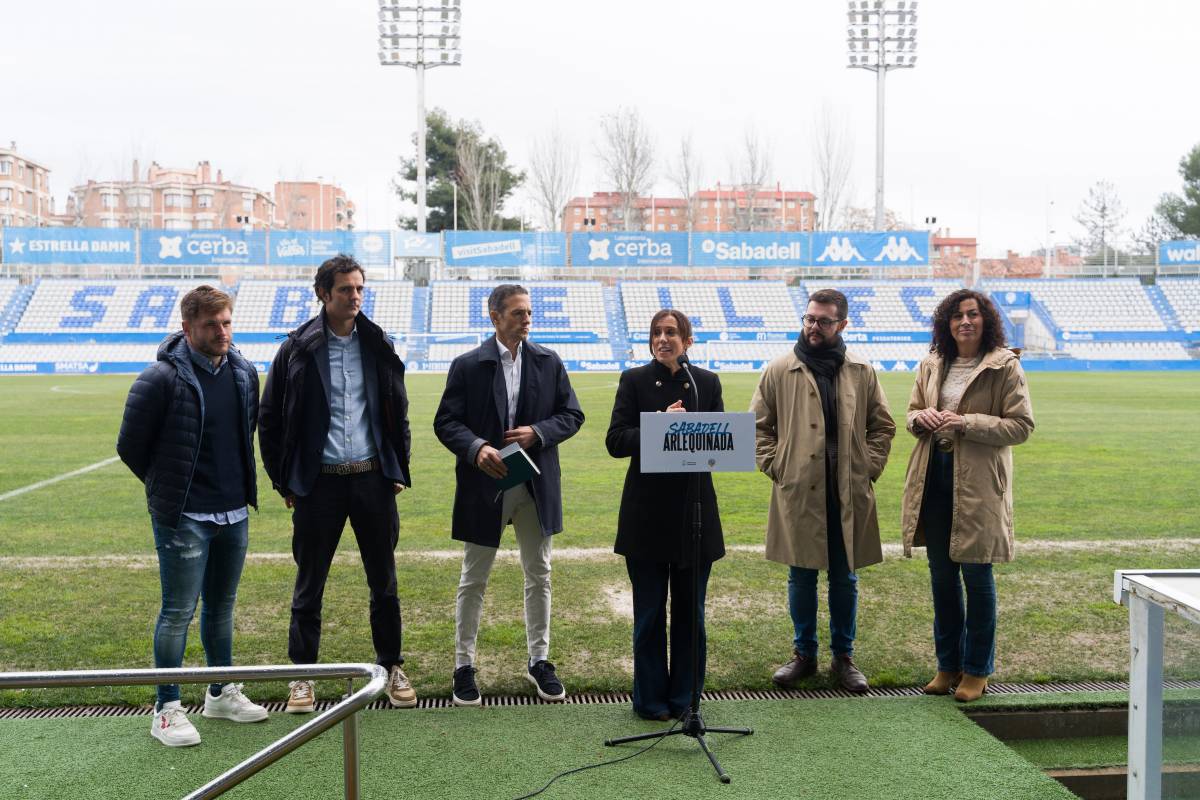 Els representants del Centre d'Esports i  el consistori durant la roda de premsa - David Chao