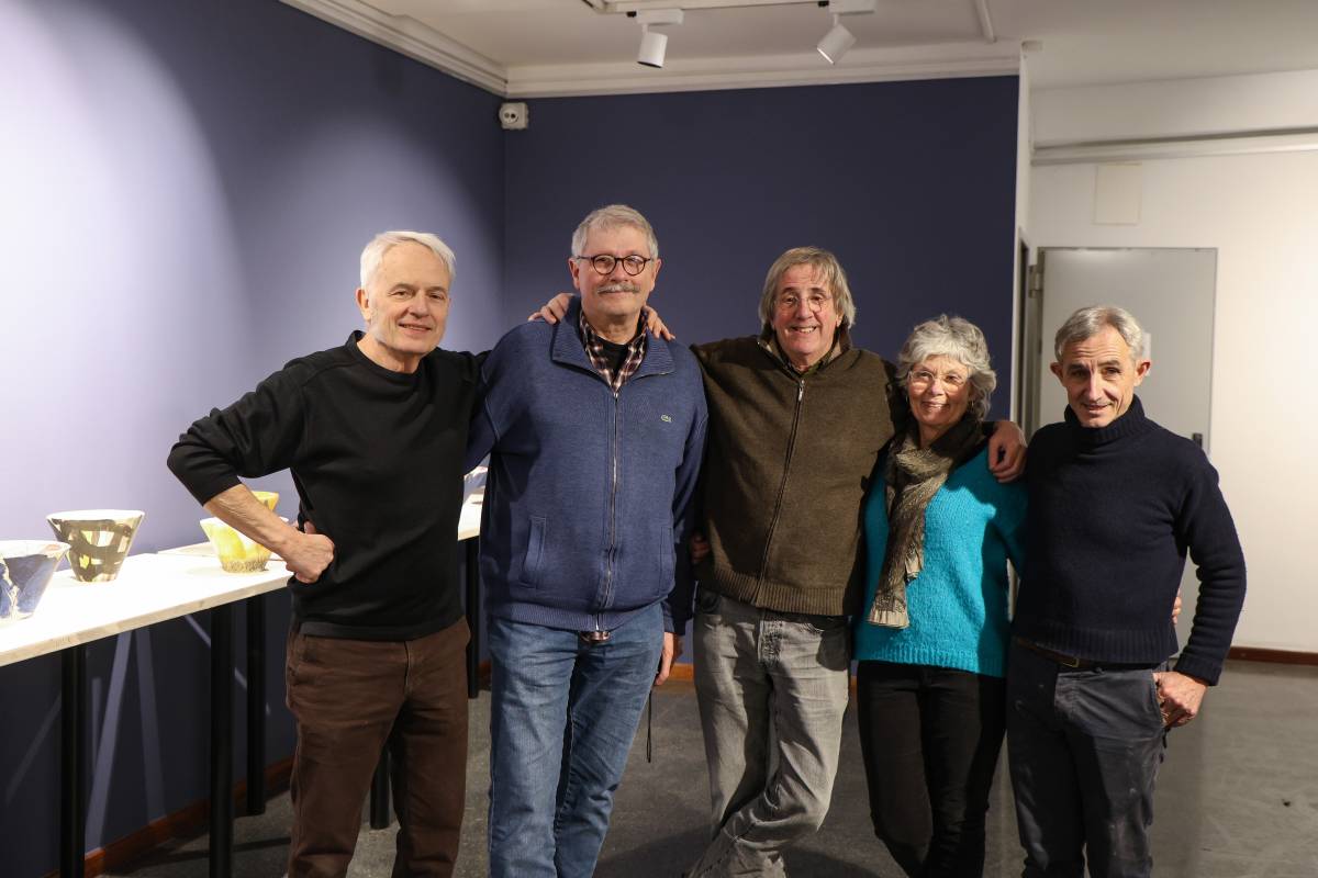 Cinc artistes units per un gerro de ceràmica trencat