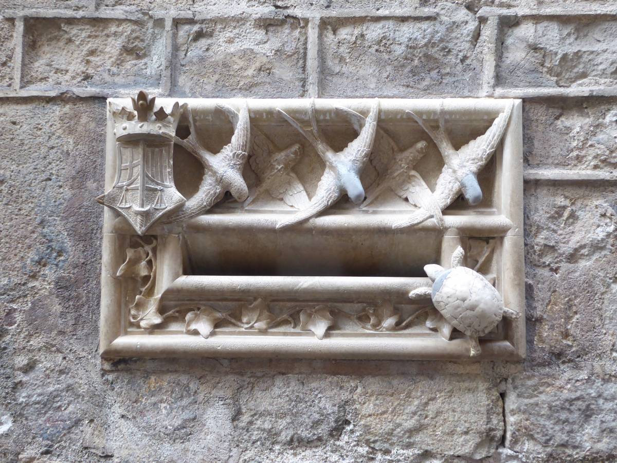 Les orenetes, la tortuga i la maledicció: el secret de la bústia més tocada de Barcelona