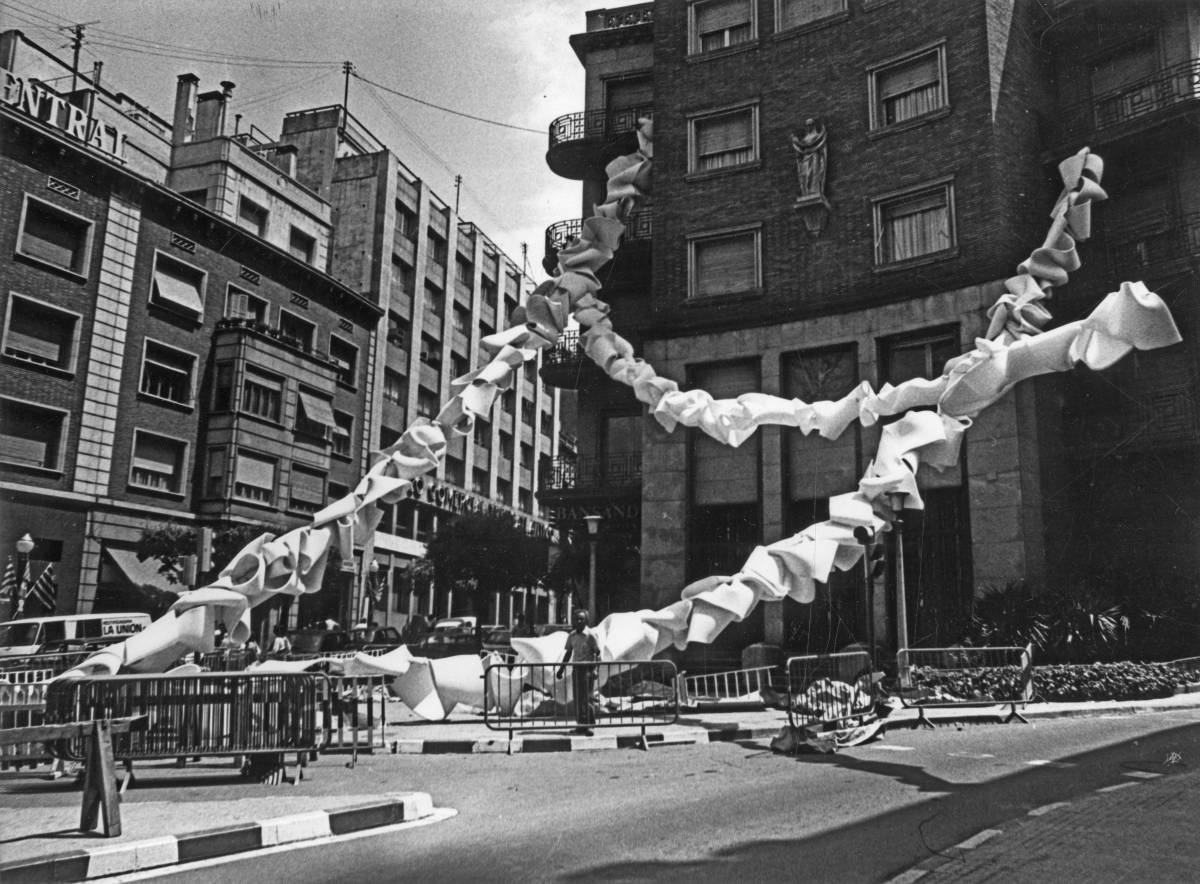 Més ornaments i un operari que mira