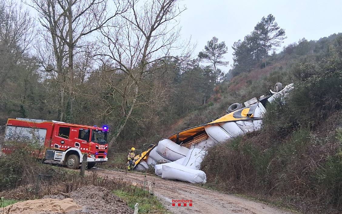 Un camió carregat de serradures bolca a la C-25 a Sant Bartomeu del Grau