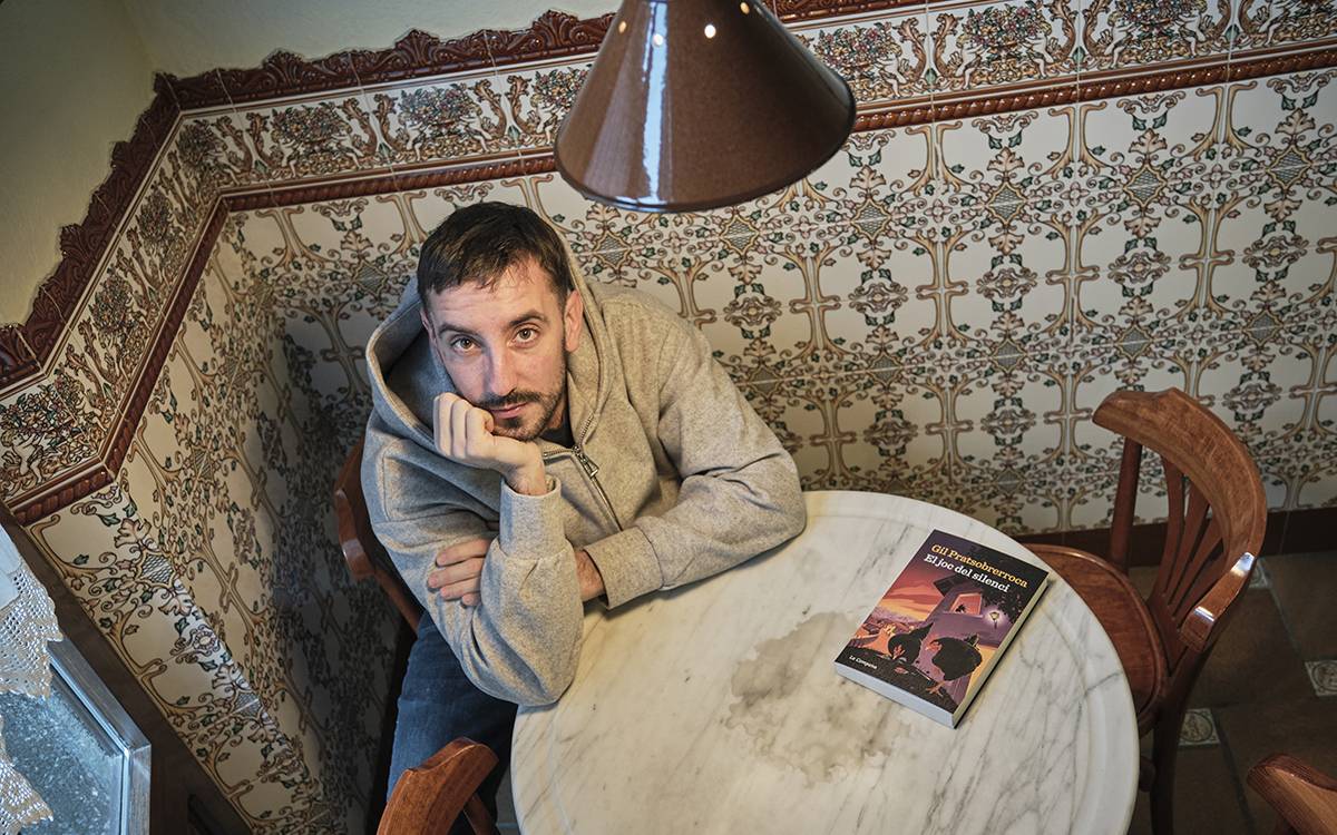 L`escriptor vigatà Gil Pratsobrerroca, fenomen literari del moment amb la novel·la `El joc del silenci`.