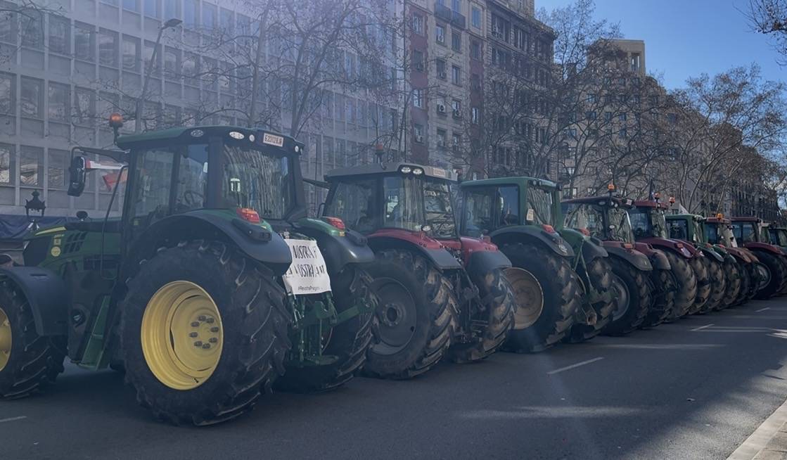 Els pagesos tallen la Gran Via de Barcelona: «Ho fem pel jovent que ve al darrere»