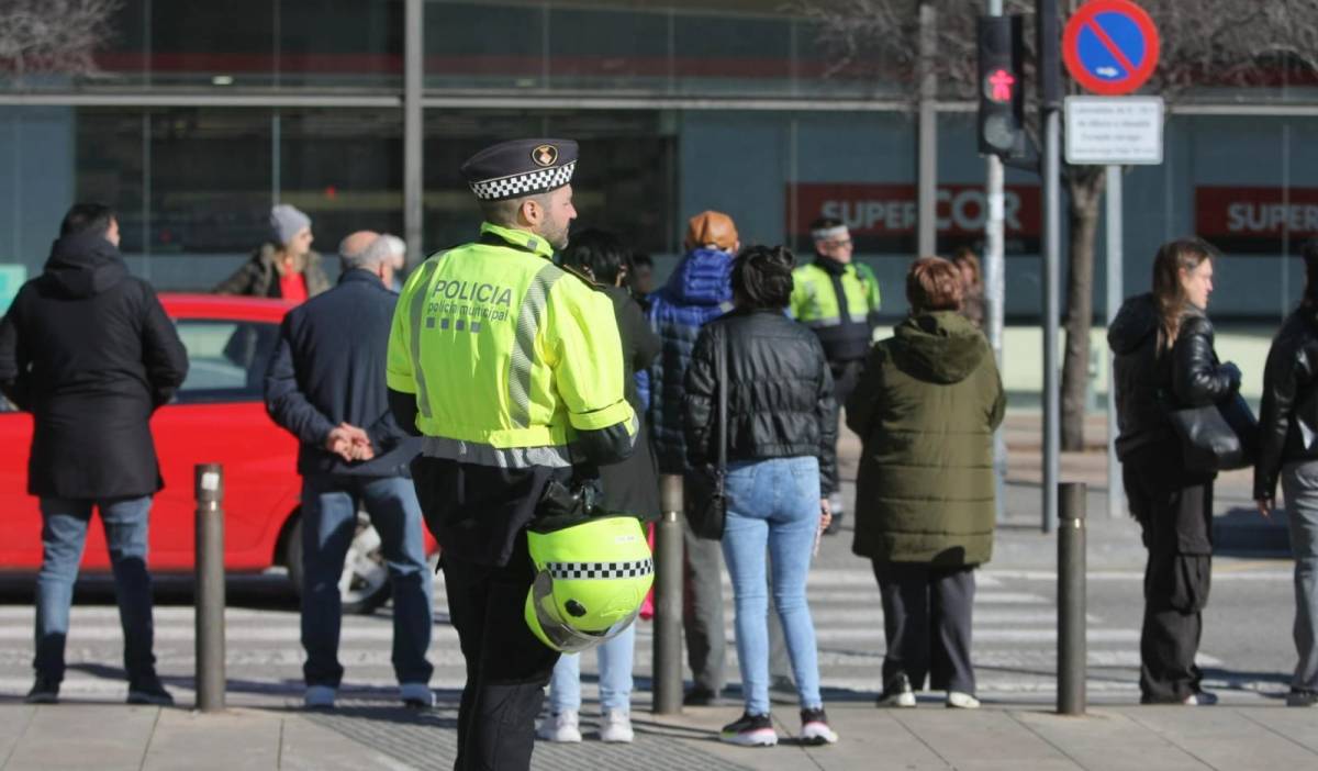 Travessar el carrer en vermell, un perill: "van mirant el mòbil o amb auriculars i no veuen la resta de vehicles"