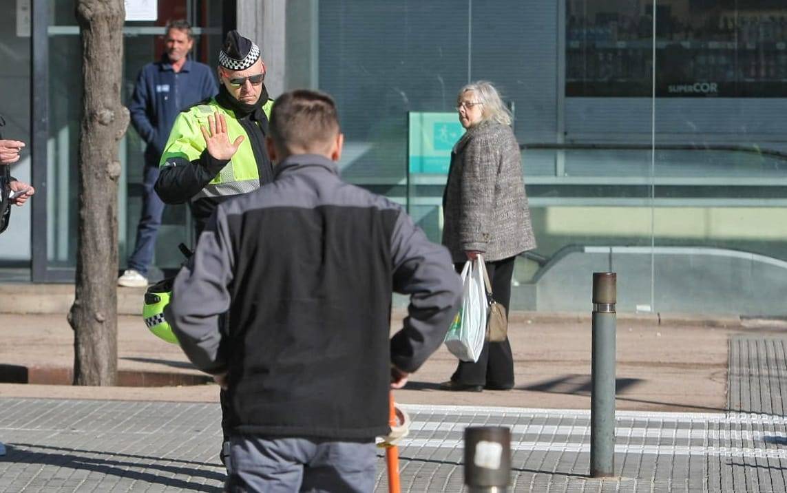 Els policies paraven els vianants que travessaven en vermell i els informàven dels perills - Nebridi Aróztegui