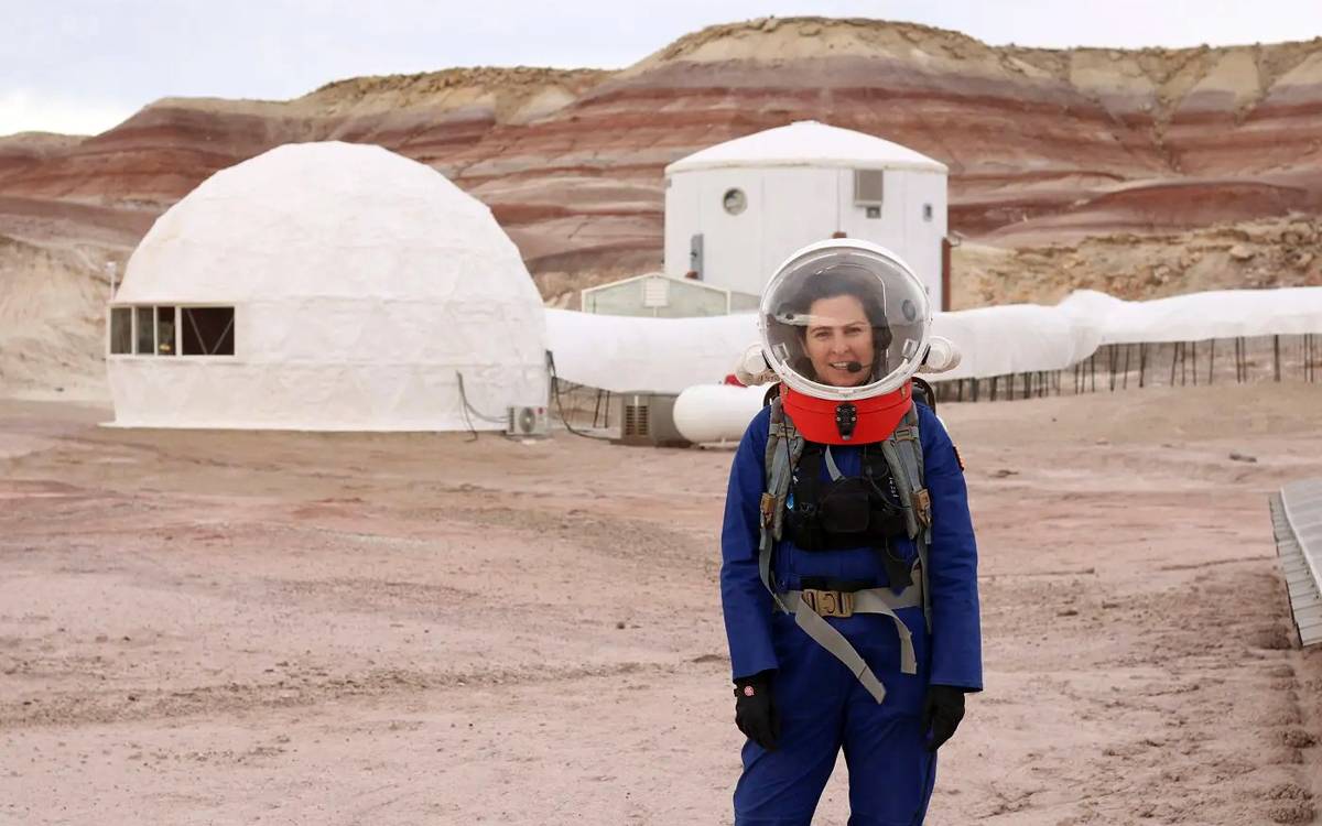 Estel Blay amb la Mars Desert Research Station al fons, a Utah